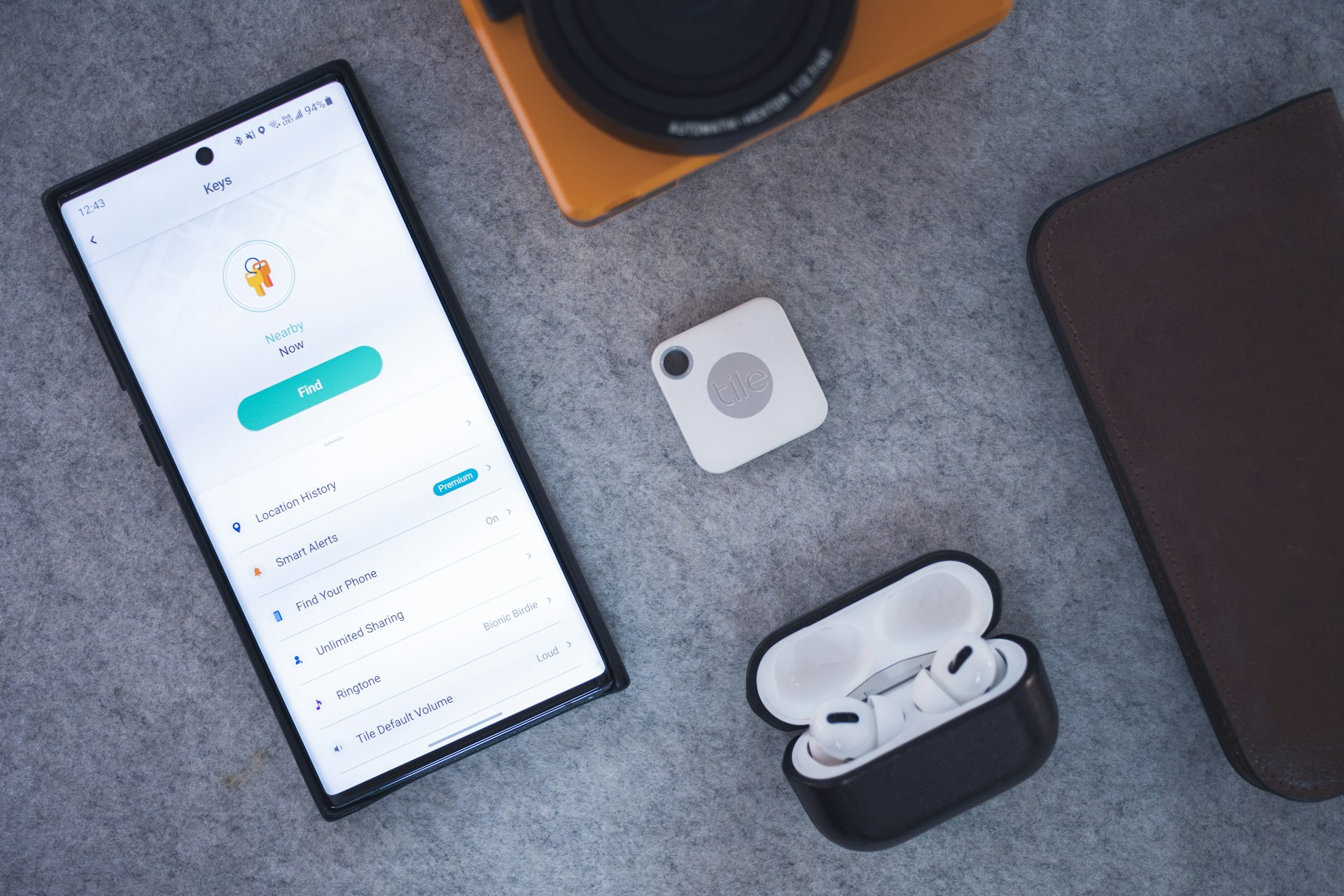 white iphone 4s on white table